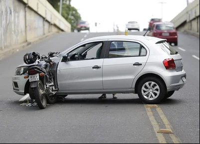 Acidente próximo ao viaduto  Avenida Higino Cunha