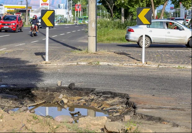Ônibus ficou atolado no buraco