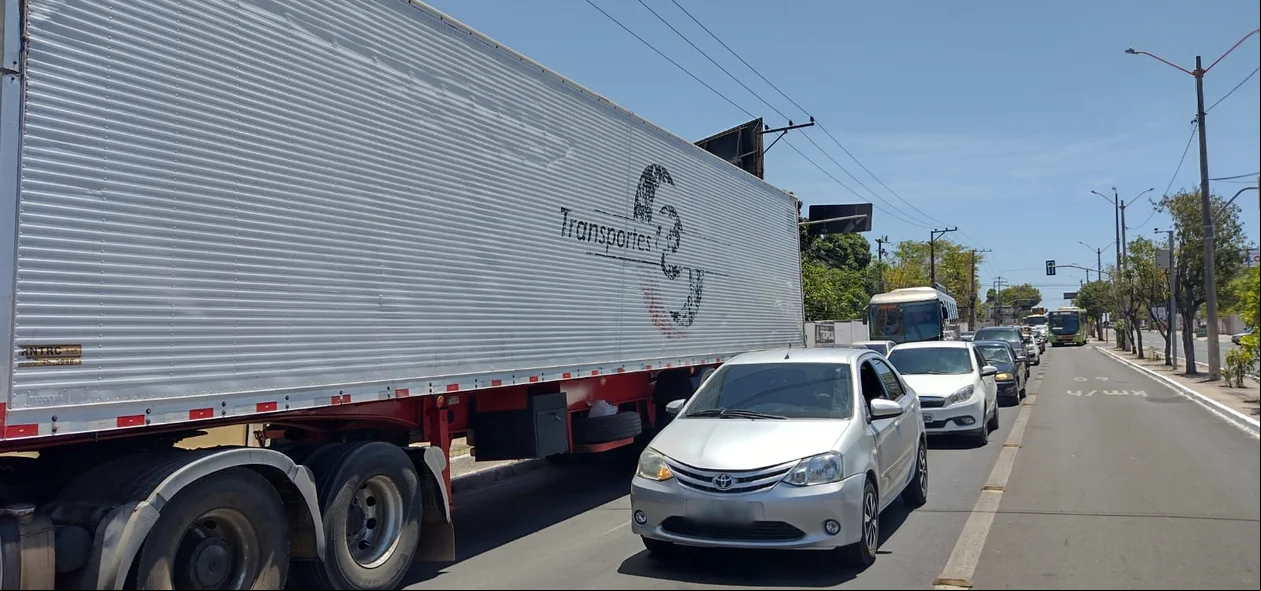 Carreta foi interceptada por motoristas
