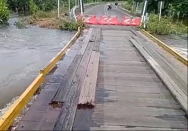 Trecho alagado da BR 222 sobre Ponto Rio dos Matos, em Piripiri