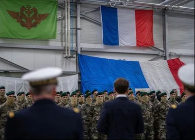 Presidente Emmanuel Macron em frente à bandeira da França