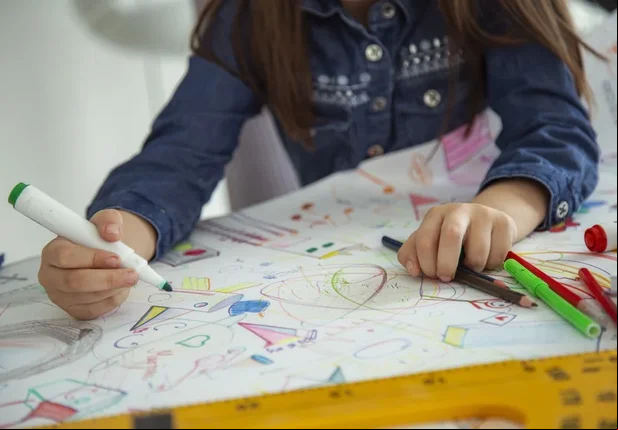 Criança relata os abusos que sofreu por meio de desenhos.