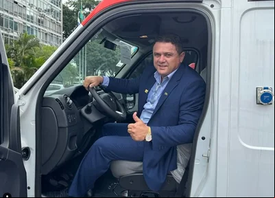 Prefeito Clei Carvalho recebe ambulância