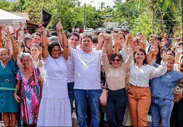 Rafael Fonteles e Leonardo Sobral entregam estrada que dá o a Santa Cruz dos Milagres