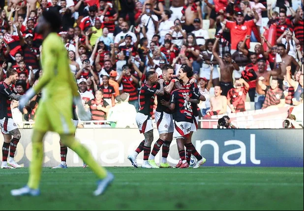 Pedro comemora com jogadores do Flamengo