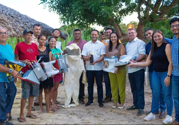 Prefeito Pedro Gomes entrega equipamentos para fortalecer apicultura em José de Freitas