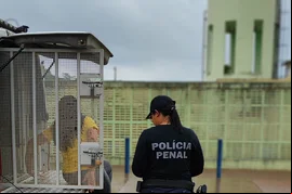 Mulher é presa ao tentar entrar com droga na Cadeia