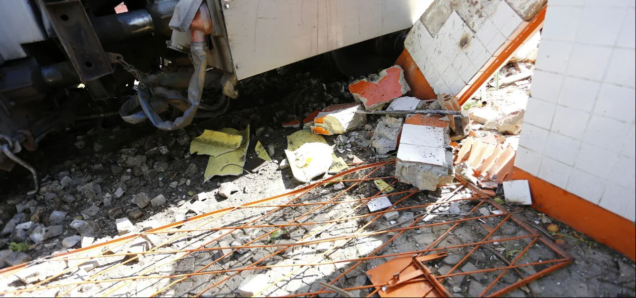 Metrô descarrila e atinge muro de estação em Teresina