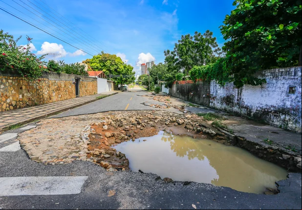 Rua esburacada na zona leste causa problemas para motoristas