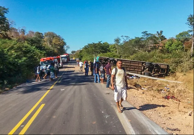 Acidente com ônibus na BR-135