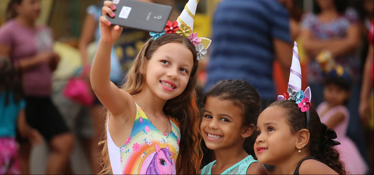 Crianças tirando selfie no carnaval de Altos