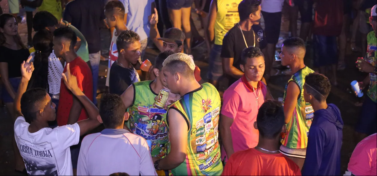 Muitos foliões compareceram na festa realizada no calçadão da Praça Cônego Honório 