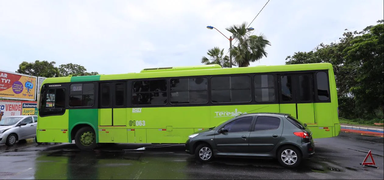 Colisão interditou a Avenida Castelo Branco
