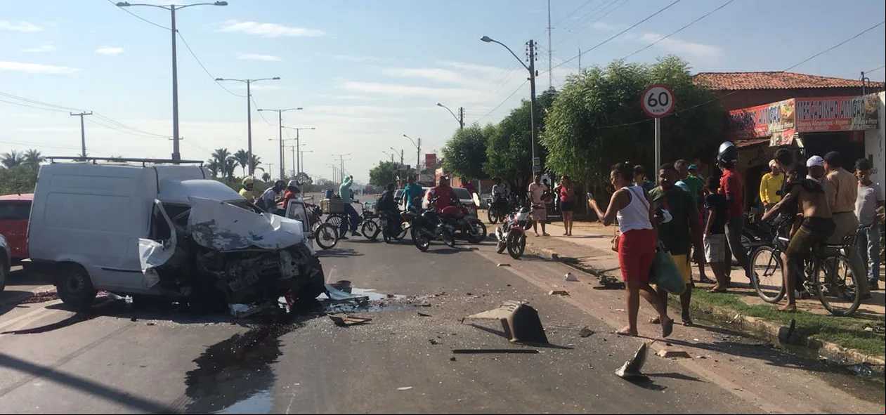 Acidente entre dois carros na Avenida Poti 