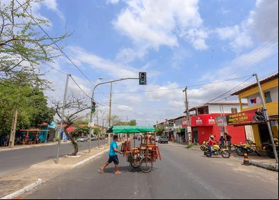 Trabalhador tem dificuldades de atravessar avenida por falta de faixa de pedestre 