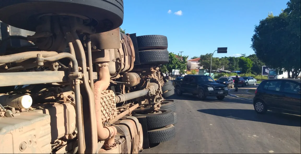 Caminhão tombou no balão na BR 343