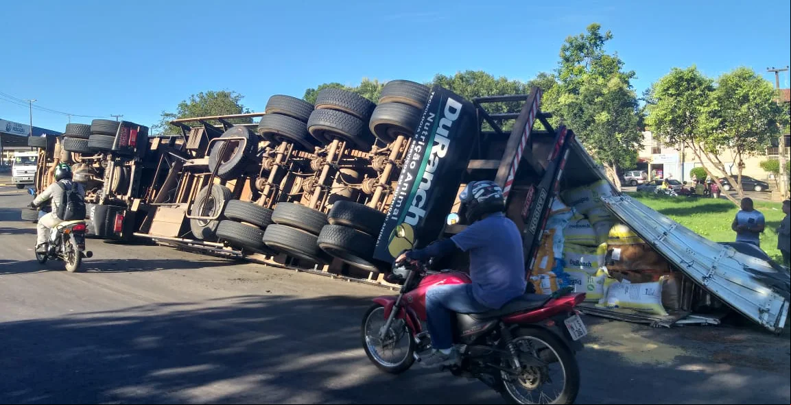 O motorista perdeu o controle devido ao peso da carga