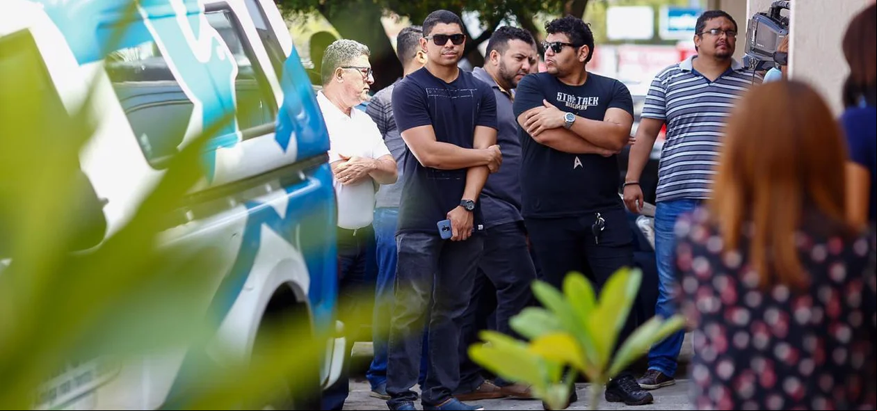 Familiares e amigos acompanham velório de Vanessa Carvalho na Pax União