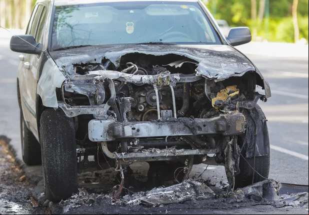 Carro pega fogo e fica destruído na Marechal Castelo Branco