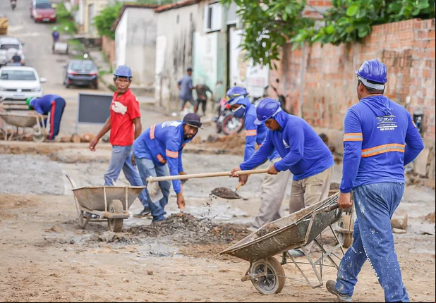 Dr. Pessoa visita obra no bairro Satélite em Teresina