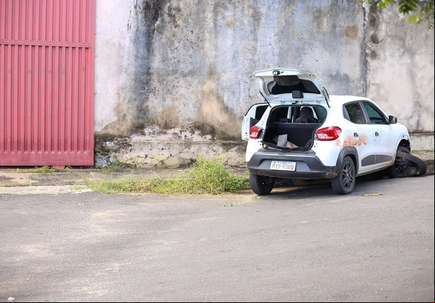 Homem é perseguido e executado a tiros dentro de carro