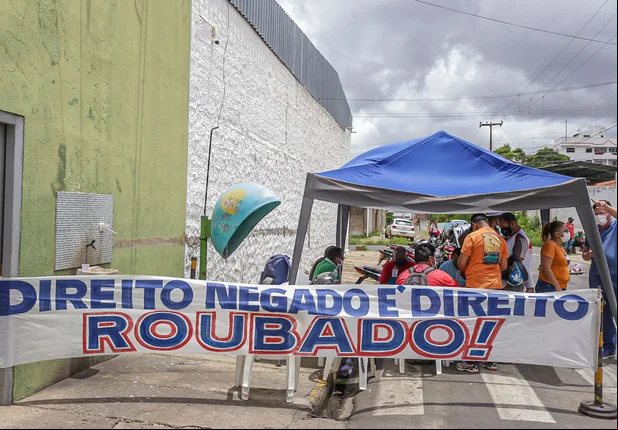 Motoristas protestam em frente a garagem da Transcol em Teresina