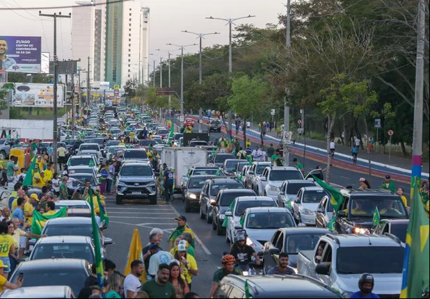 Apoiadores do presidente Bolsonaro realizam carreata em Teresina