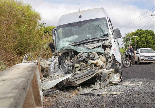 Motorista de Van perde controle e derruba poste no povoado Boa Hora
