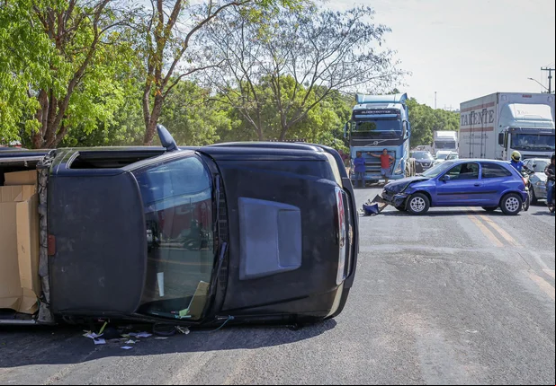 S10 tomba após colisão com Celta na BR 343 na zona sudeste de Teresina